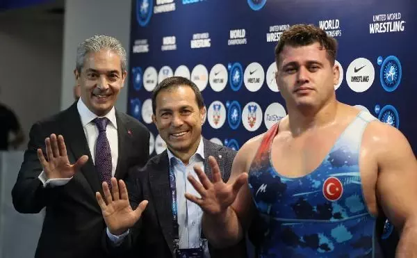 Milli güreşçi Rıza Kayaalp, 5'inci kez dünya şampiyonu olarak tarihe geçti