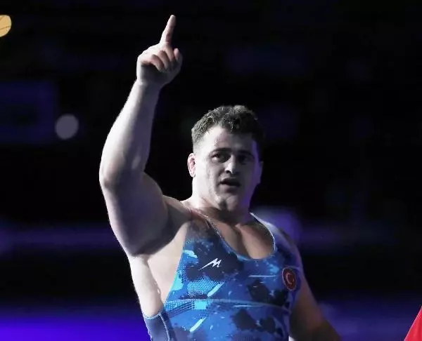 Milli güreşçi Rıza Kayaalp, 5'inci kez dünya şampiyonu olarak tarihe geçti