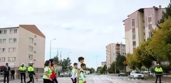Öğrencilerin güvenliği için trafik işaretleri yenilendi