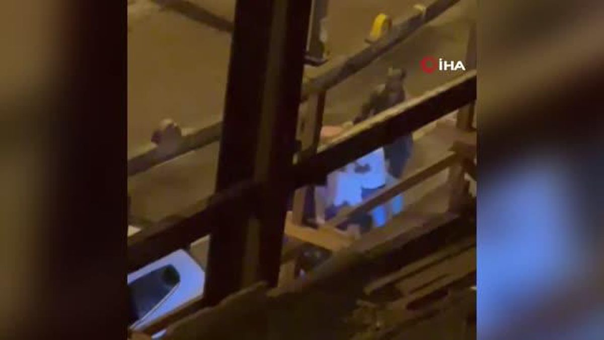 Otomobilden inen 3 kişi, tartıştıkları şahsı tekme tokat dövdü