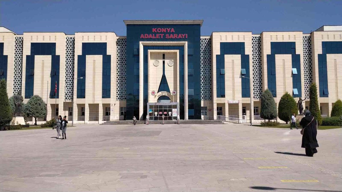 Otomobilin camını kırıp müzik sistemi çalan 2 şüpheli tutuklandı