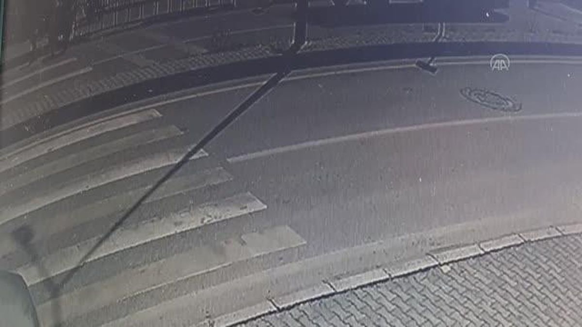 Otomobilin yaya geçidinde çarptığı anne ve 3 yaşındaki kızı yaralandı