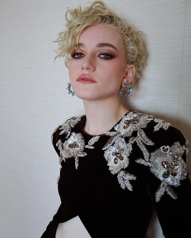 Oyuncu Julia Garner, göbek dekolteli elbisesiyle Emmy Ödül Töreni'ne damga vurdu
