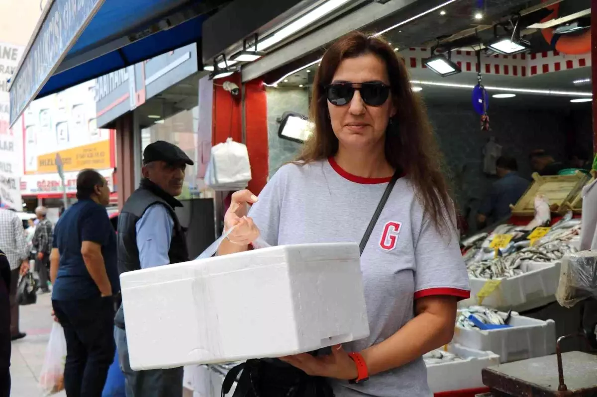 Samsun haberleri | Şehir dışından Samsun'a gelen misafirler kasa kasa balıkla dönüyor