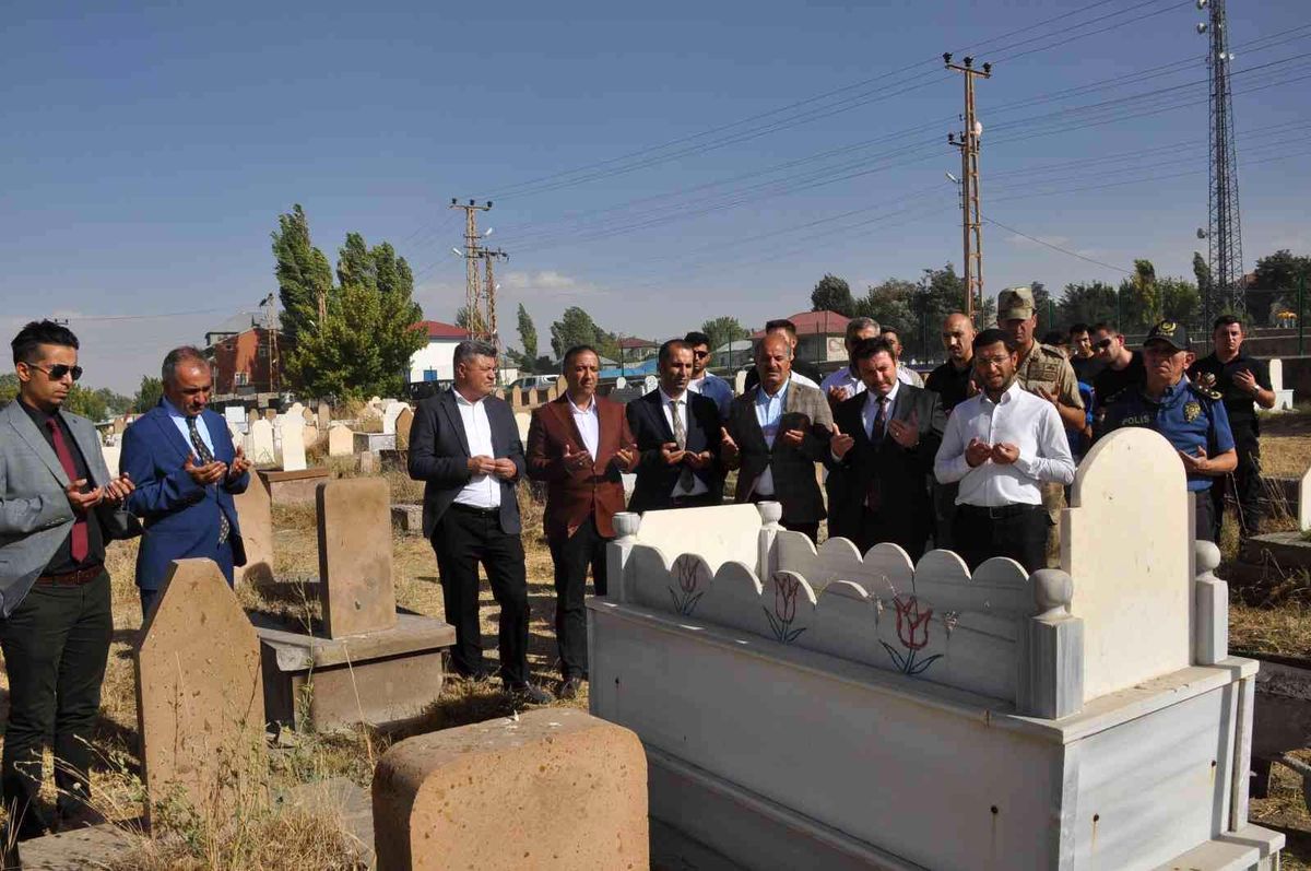Son dakika haberi: Bulanık'ta şehit öğretmen Sait Korkmaz kabri başında anıldı