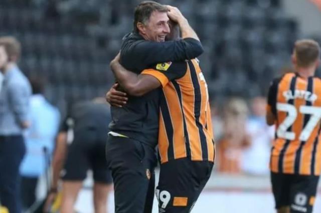 Survivor finalinin reklam arasında olanlar olmuş! Acun'un attırdığı imza İngiltere'yi salladı