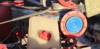 Topladığı hurda parçalarından kendi aracını yaptı