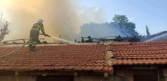 Yangın diğer evlere sıçramadan söndürüldü