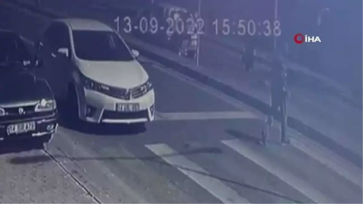 Yaya geçidinden geçen anne ve kızına otomobil böyle çarptı