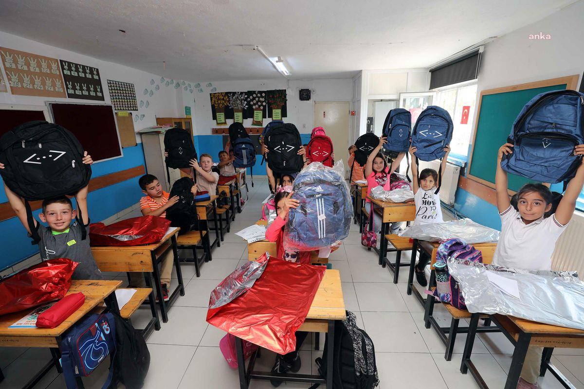 Ankara yerel haberi | Yenimahalle'de Okul Çantaları Belediyeden