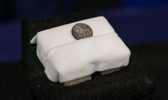 ABD, 1 milyon dolarlık antik sikkeyi İsrail'e törenle iade etti ABD, 1 milyon dolarlık antik sikkeyi İsrail'e törenle iade etti