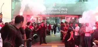 Dünya Güreş Şampiyonasından dönen Grekoromen Güreş Milli Takımı kafilesi coşkuyla karşılandı