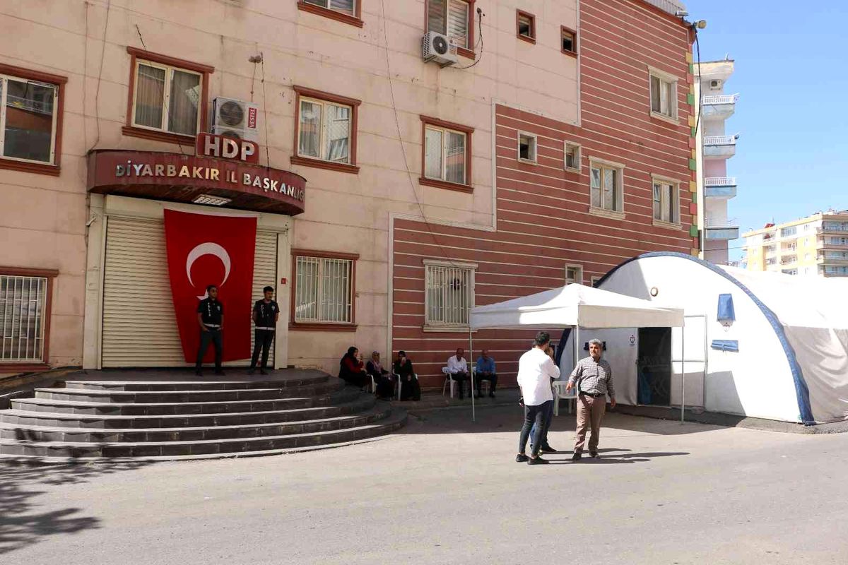 Evlat nöbetindeki babadan oğluna çağrı: 'Fırsat bulduğun an kaç gel'