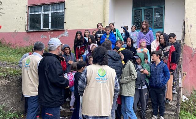 Gurbetçiler yeni eğitim-öğretim döneminde Türkiye'deki minikleri sevindirdi