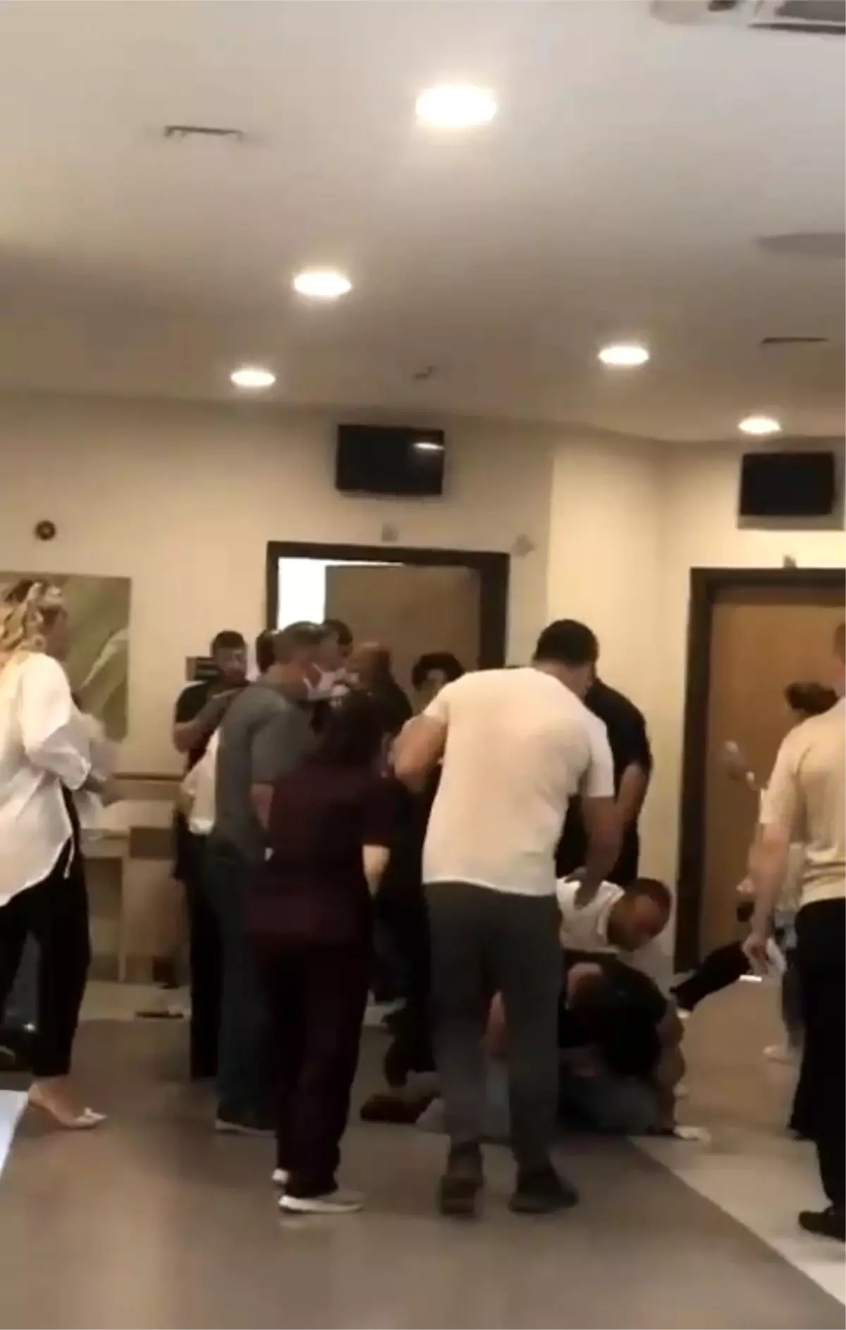 Son dakika haber! Hastanede hastalar arasında sıra kavgası kamerada