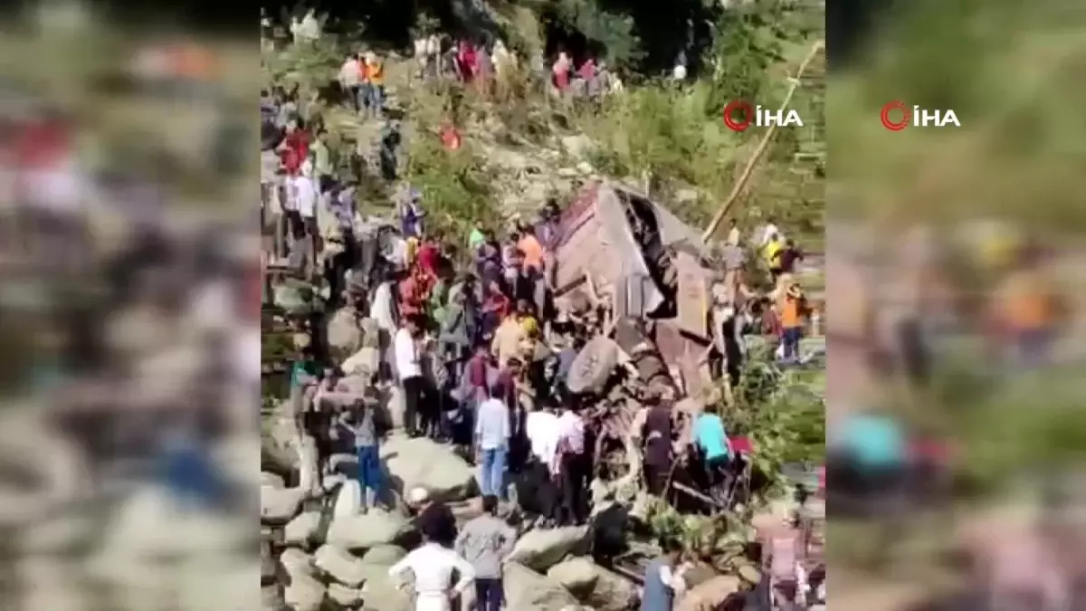 Hindistan'da minibüs şarampole yuvarlandı: 11 ölü, 25 yaralı