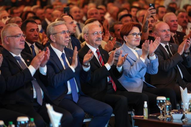 İsmi Cumhurbaşkanı adaylığı için geçen Yavaş'tan salonu şaşkına çeviren 'kalkın' talimatı! Bürokratlar dondu kaldı