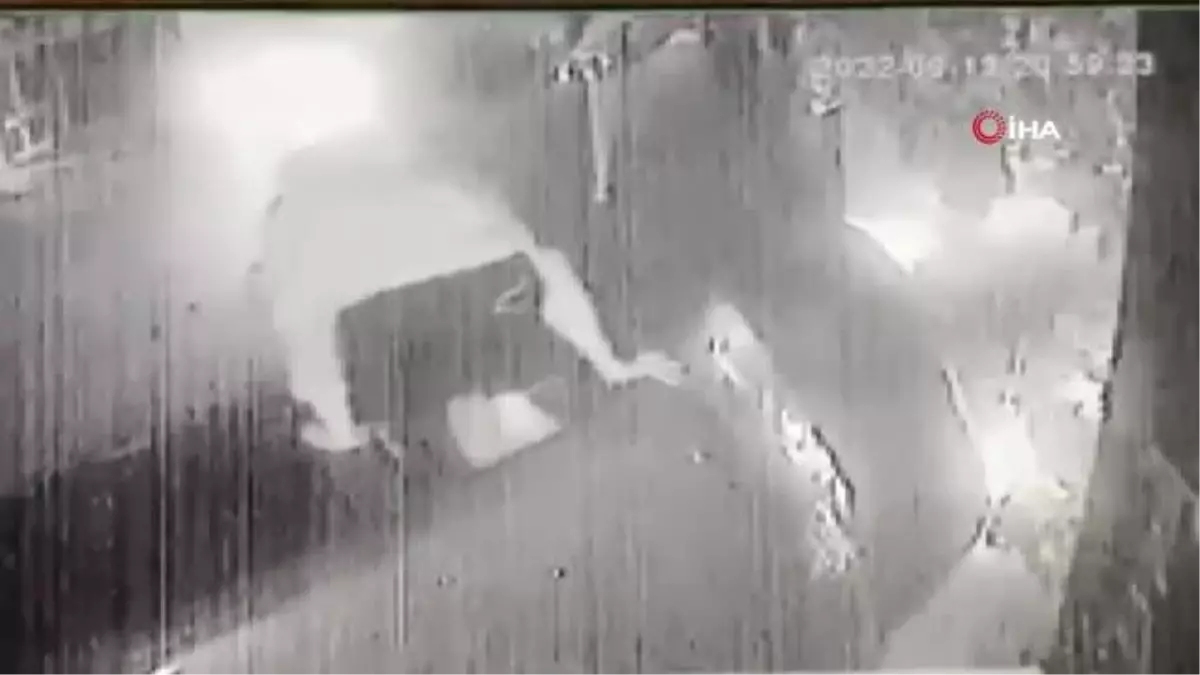 Kontrolden çıkan otomobil kafeye daldı... O anlar kamerada