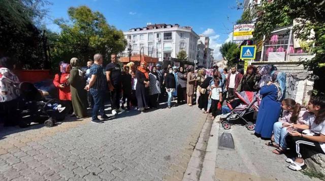 Küçükçekmece'de velilerin servis ve ders saati isyanı: Vaatler yerine getirilmedi, aylık 650 TL böyle olmaz