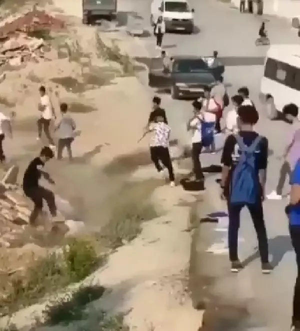 Lise önünde tekmeli yumruklu kavga kamerada