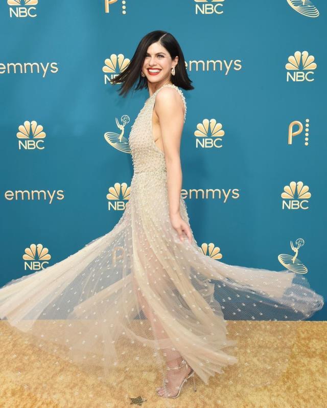 Ödül törenine iç çamaşırsız elbiseyle katılan Alexandra Daddario, ışıklar açılınca frikik verdi
