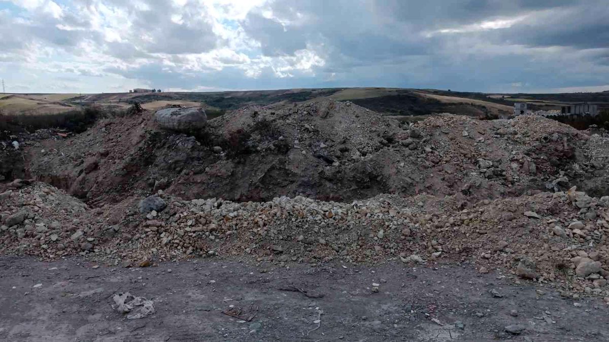 Polisten kaçak döküm alanına, hendekli beton bloklu önlem
