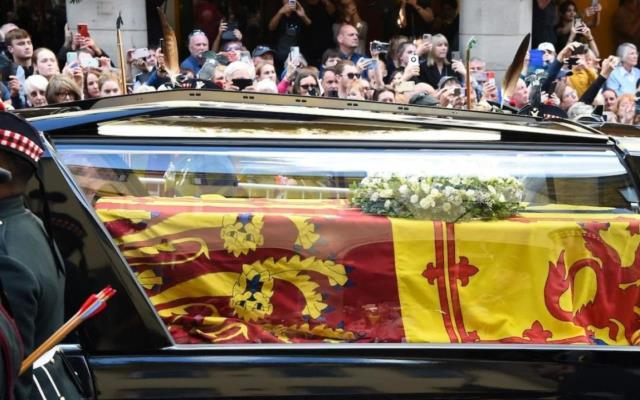 1 haftadır tören tören dolaştırıyorlar! Bin yıl önceki olaydan ders aldılar! Kraliçe'nin naaşının korunmasının sırrı tabutunda saklı