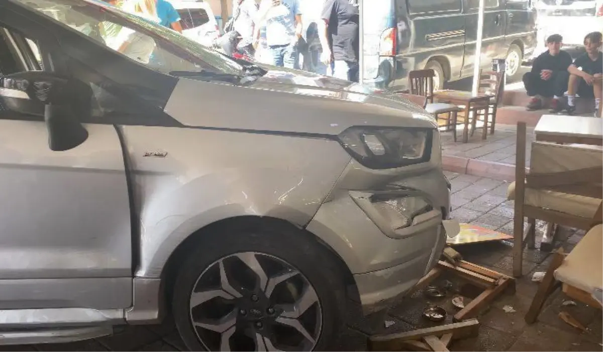 Balıkesir haberi... Balıkesir'de kafede otururken otomobilin çarptığı 4 kişi yaralandı