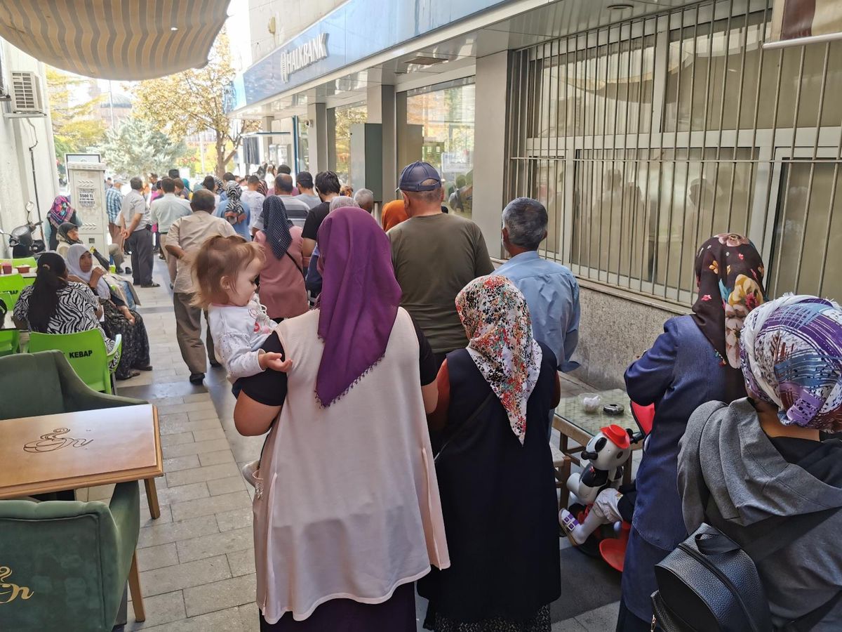 Aksaray haberi | Aksaray'da banka önlerinde TOKİ kuyruğu