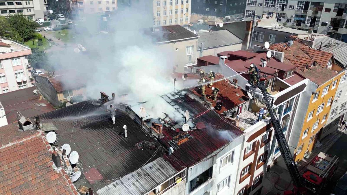 Bayrampaşa'da bir binanın çatısı alev alev yandı