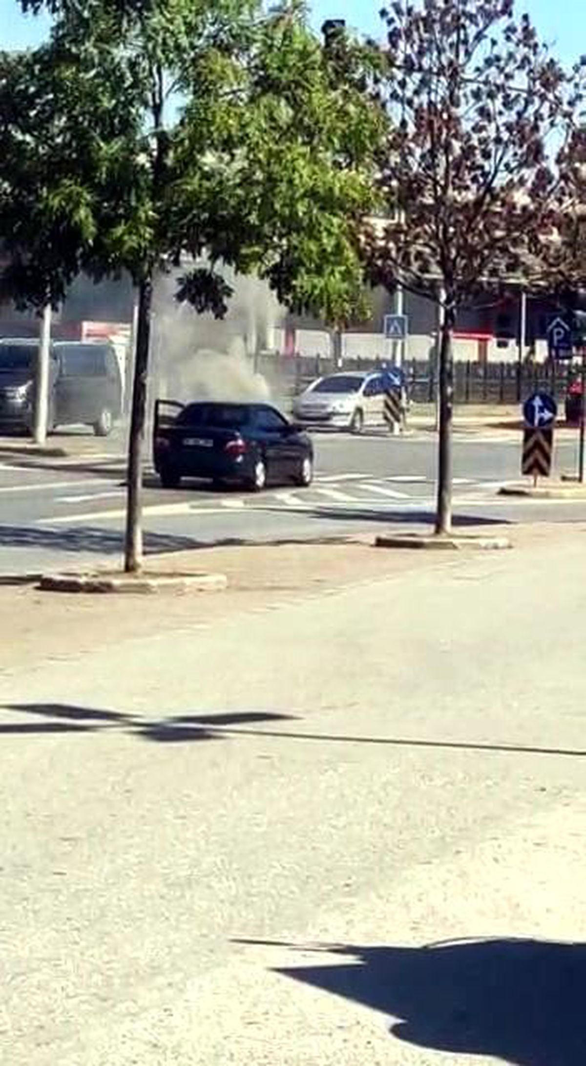 Cadde ortasında otomobilden bir anda dumanlar yükselmeye başladı