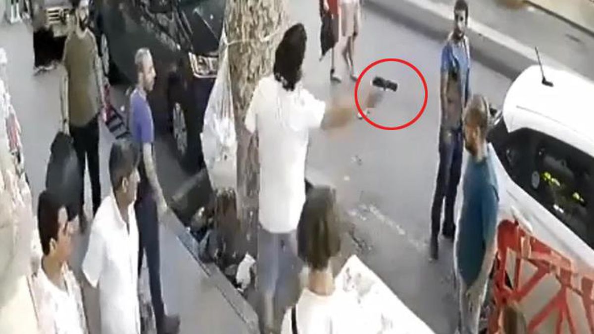 Çekçek arabalı vatandaşla tartışan yabacı uyruklu şahıs, üzerine yürüyen kişiye silah çekti