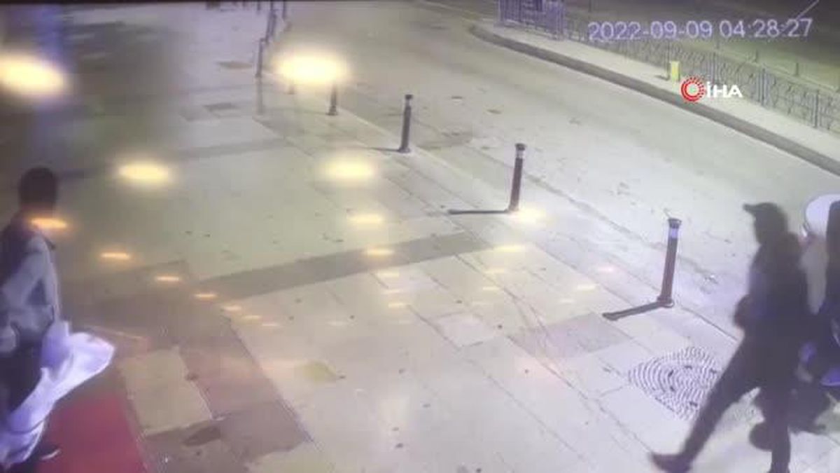 Fatih'te kuyumcuyu soymaya giren şüphelilerin polisi görünce kaçtığı anlar kamerada