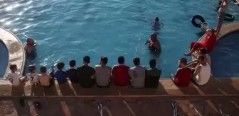 İdlibli ampute çocuklar zorluklara meydan okuyup yüzme öğreniyor