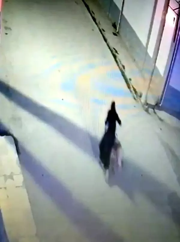 Son dakika haberi! Kadın kıyafeti giyip motosiklet çaldı; o anlar kamerada