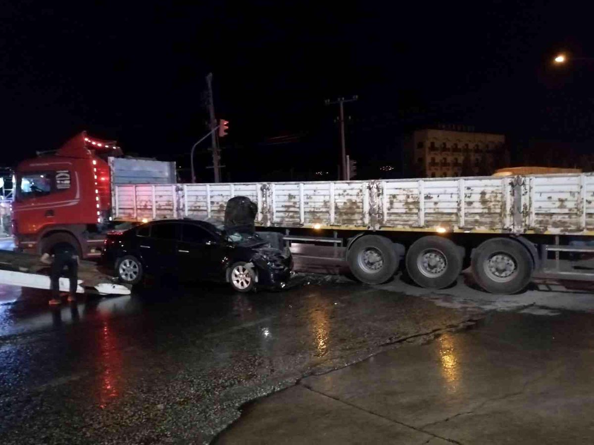 Manisa gündem haberi... Manisa'da tırla çarpışan otomobildeki 6 kişi yaralandı
