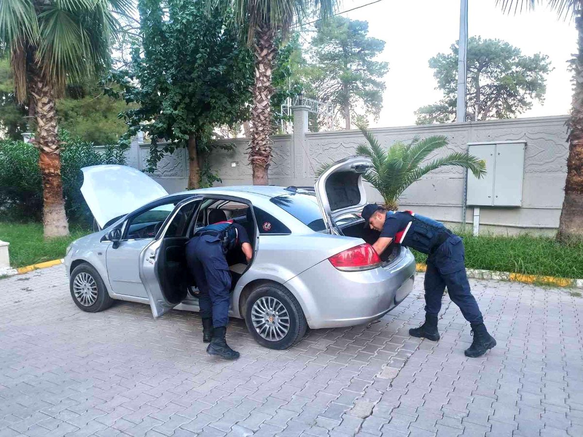Otomobil içinde uyuşturucu madde kullanan 5 kişi yakalandı