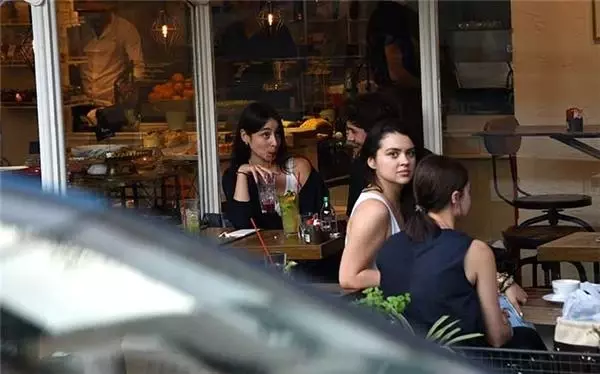 Sevgilisiyle Dudak Dudağa Görüntülendi!