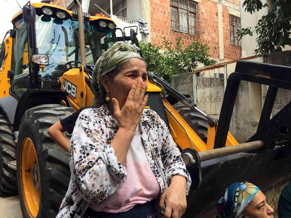 Suları kesildi, yıkım için kepçeler hazır! İki çocuğu engelli annenin feryadı mahalleyi inletti
