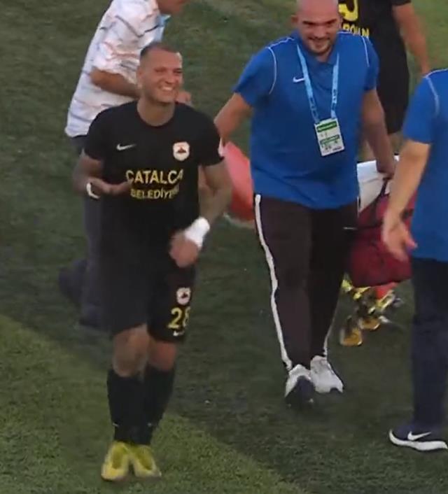 Türkiye Kupası'nda sedye krizi! Sakatlanan futbolcu başına gelenlerden sonra sahadan koşarak çıktı