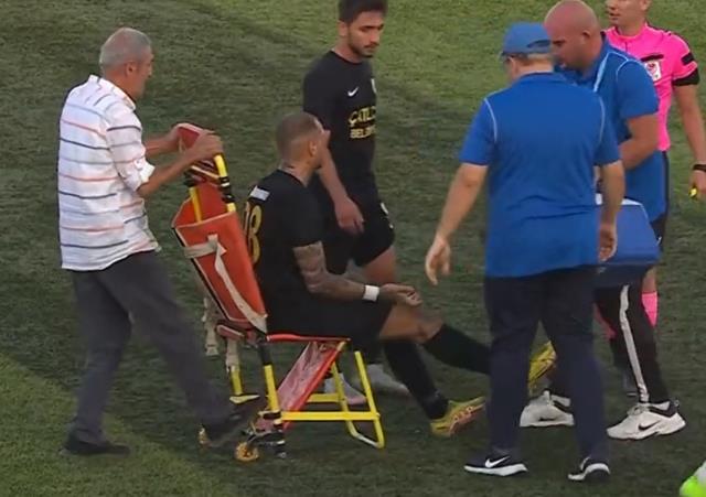 Türkiye Kupası'nda sedye krizi! Sakatlanan futbolcu başına gelenlerden sonra sahadan koşarak çıktı