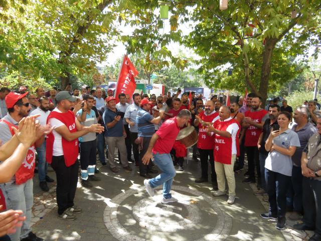 2 bin 300 işçinin taleplerinin karşılanmadığı Kadıköy Belediyesi'ne grev kararı asıldı