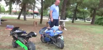 3,5 yaşındaki Ömer Ali küçük motosikletini ustaca kullanıyor