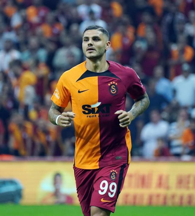 'Ailemle uçakta yapıyorduk' diyen Icardi, Galatasaraylılarla maç sonu paylaştığı anı tek cümlede özetledi