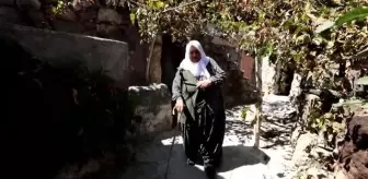 Atmaya kıyamadığı eski eşyaları kayadan oyma odada sergiliyor