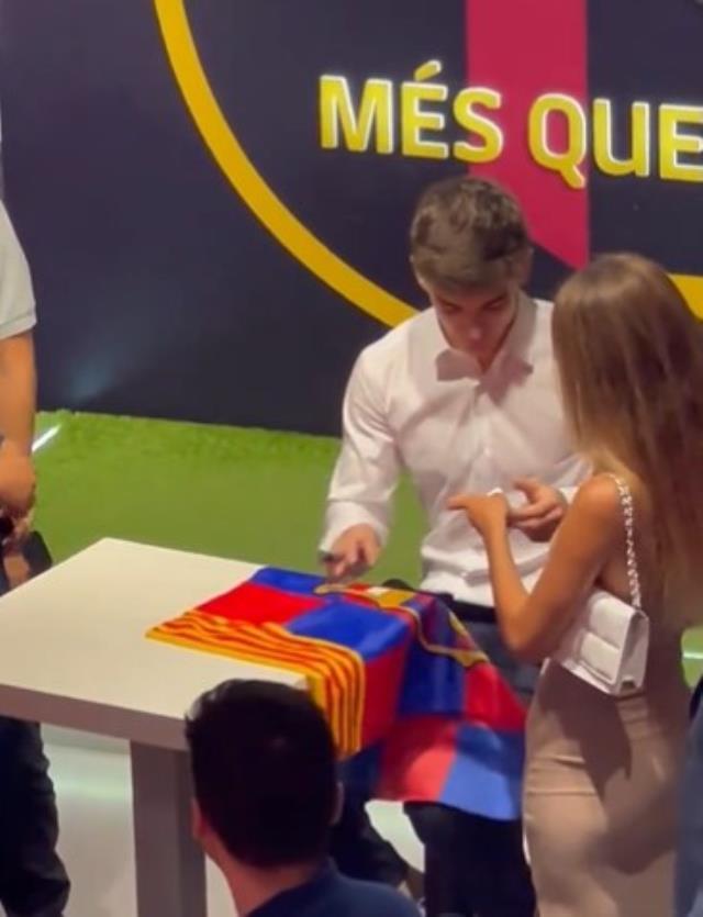 Barcelona'nın yıldızı Gavi, imza töreninde kadın hayranının yaptığı cesur hareketle neye uğradığını şaşırdı Barcelona'nın yıldızı Gavi, imza töreninde kadın hayranının yaptığı cesur hareketle neye uğradığını şaşırdı