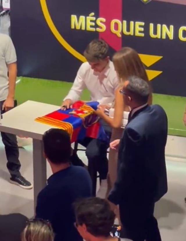 Barcelona'nın yıldızı Gavi, imza töreninde kadın hayranının yaptığı cesur hareketle neye uğradığını şaşırdı Barcelona'nın yıldızı Gavi, imza töreninde kadın hayranının yaptığı cesur hareketle neye uğradığını şaşırdı