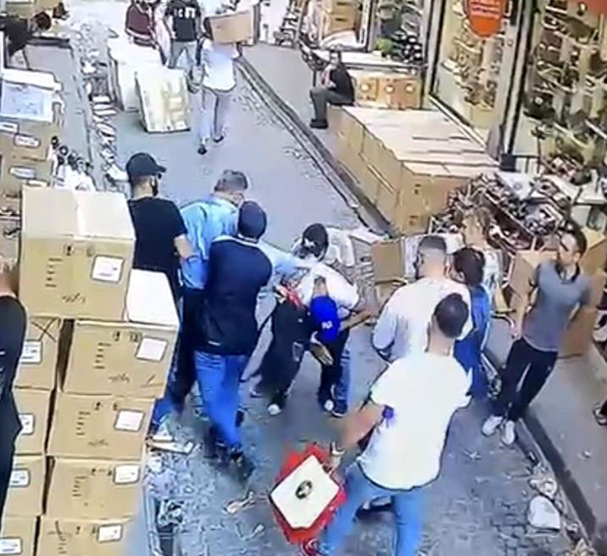 Beyazıt'ta tantanacılık yöntemiyle hırsızlık kamerada