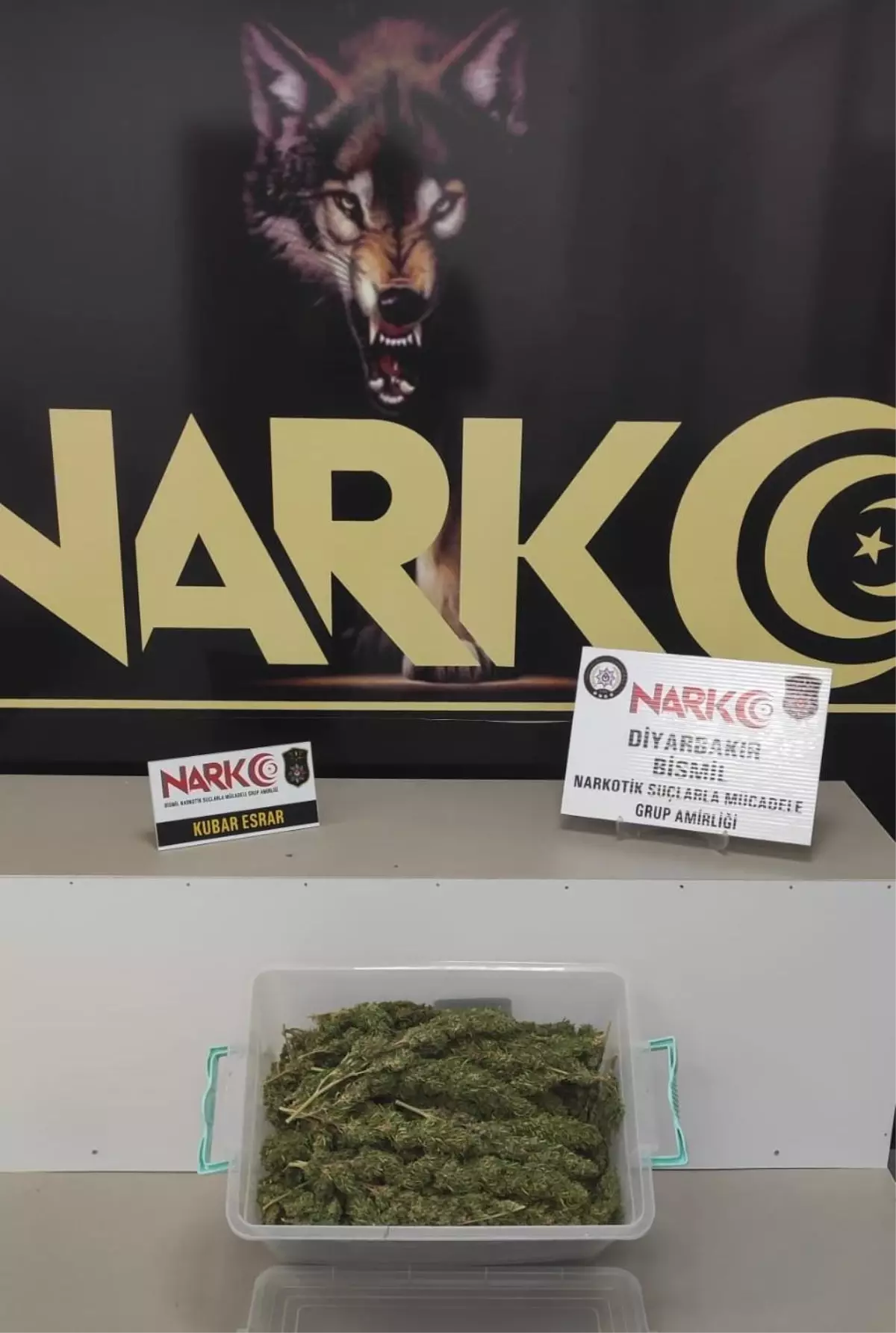 Saklama kabında uyuşturucu taşıdılar, uygulamada yakayı ele verdiler