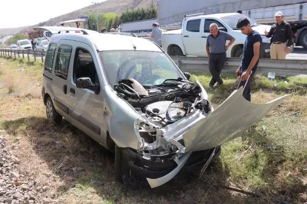 Yük treni hemzemin geçitte arızalanan aracı biçti! Sürücünün burnu bile kanamadı Yük treni hemzemin geçitte arızalanan aracı biçti! Sürücünün burnu bile kanamadı